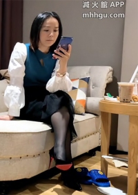 约操良家人妻骚御姐2，短发很有气质，骚起来随意玩弄，喜欢浅插操的快点，湿了一片操舒服了(v)